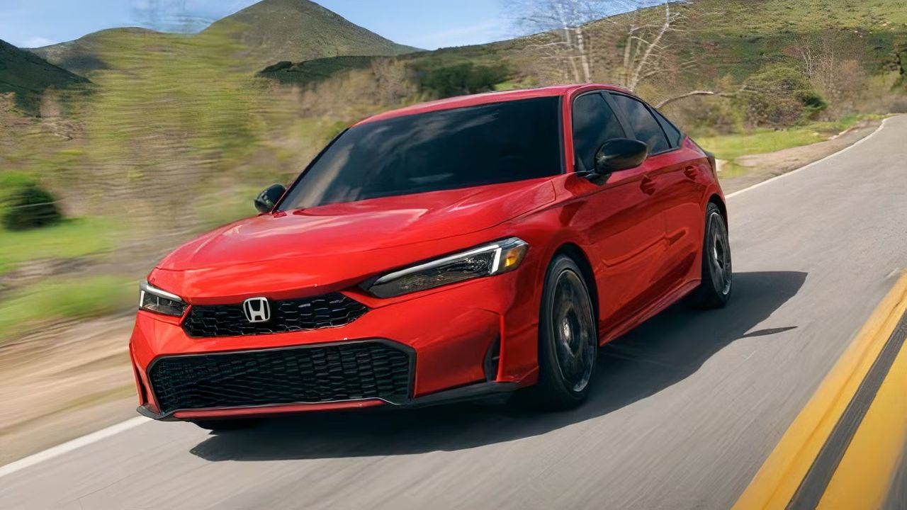 Yohanna P. junto a su Honda Civic 2025